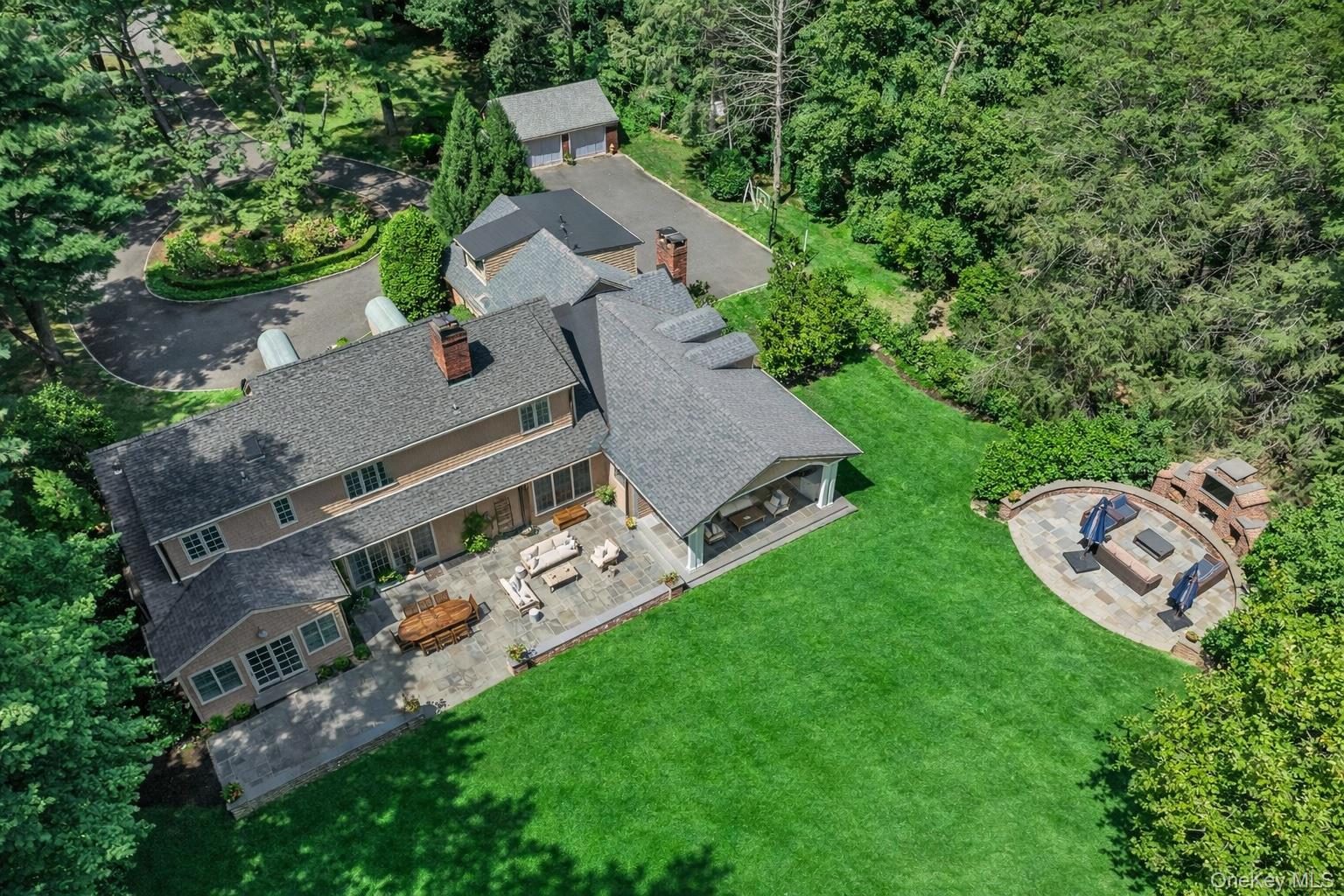 10 Middle Hollow Road, Lloyd Harbor, NY 11743