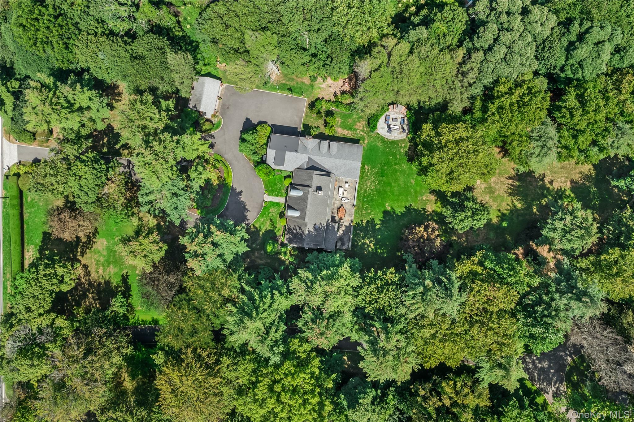 10 Middle Hollow Road, Lloyd Harbor, NY 11743