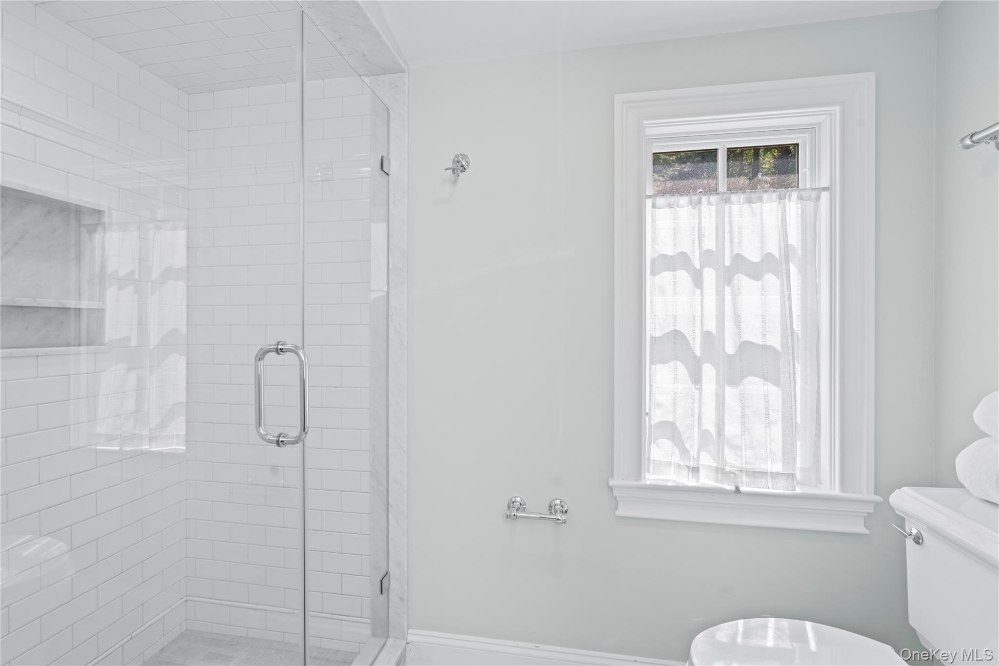 10 Middle Hollow Road, Lloyd Harbor, NY 11743