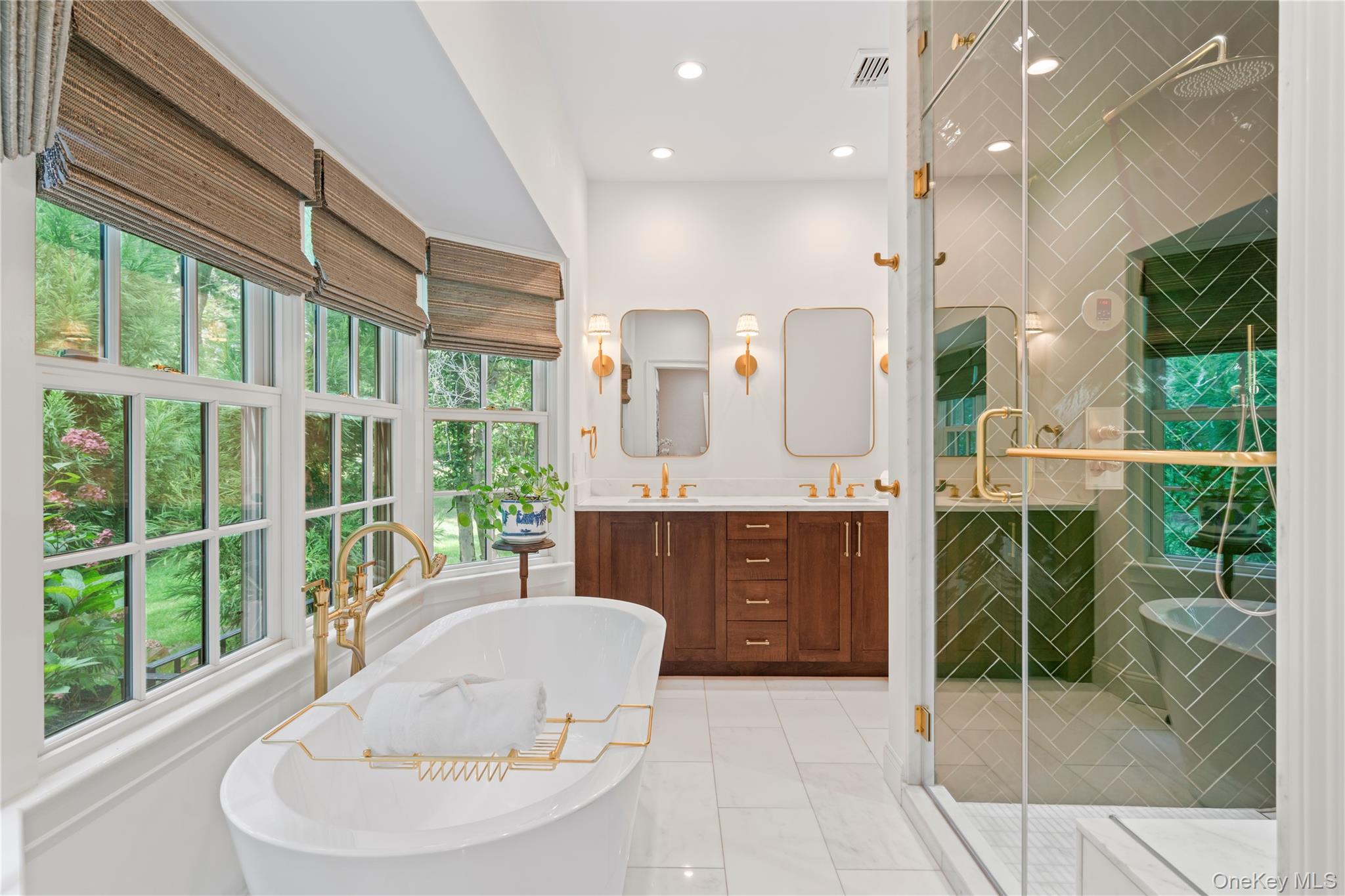 10 Middle Hollow Road, Lloyd Harbor, NY 11743