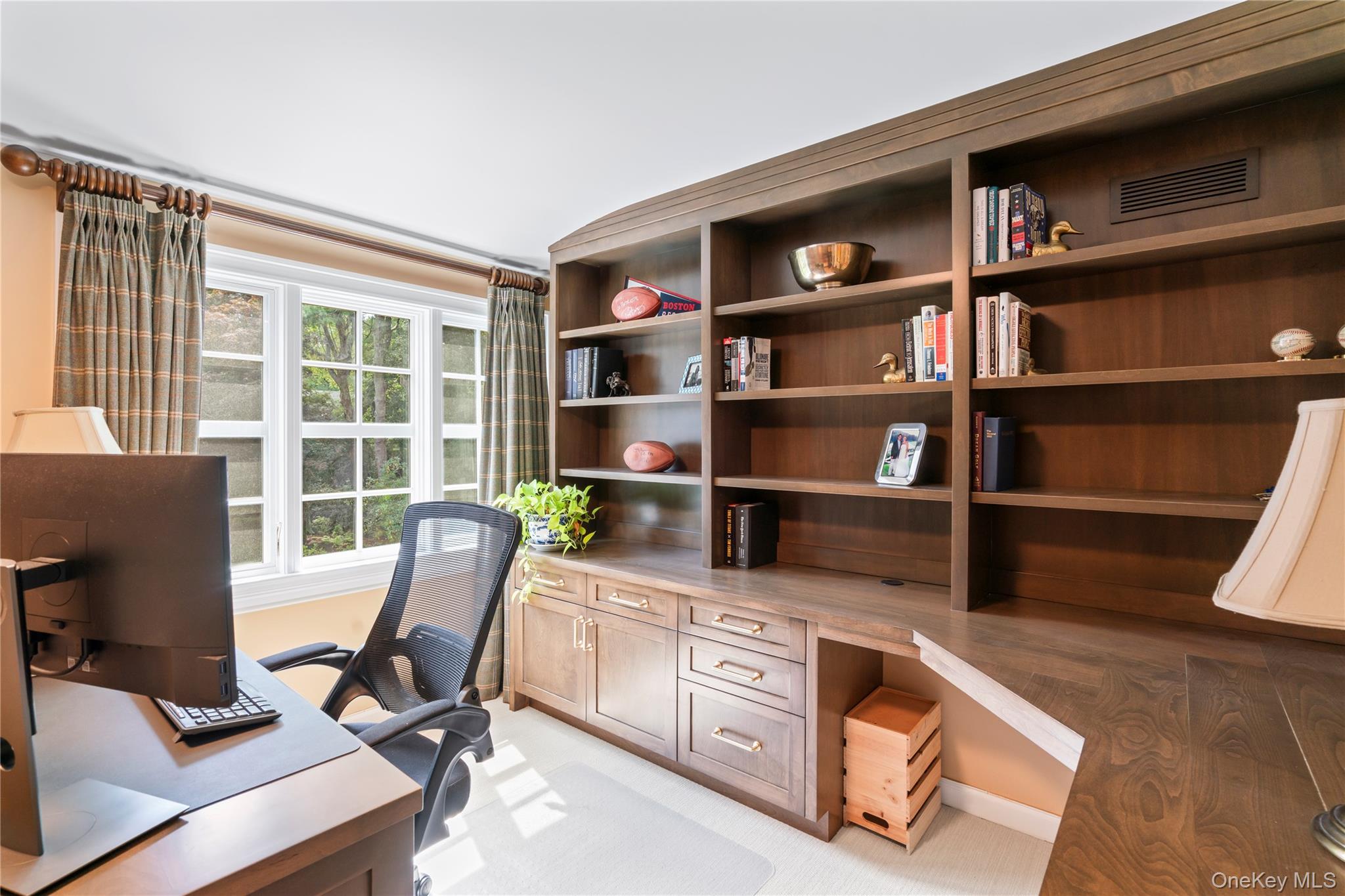 10 Middle Hollow Road, Lloyd Harbor, NY 11743