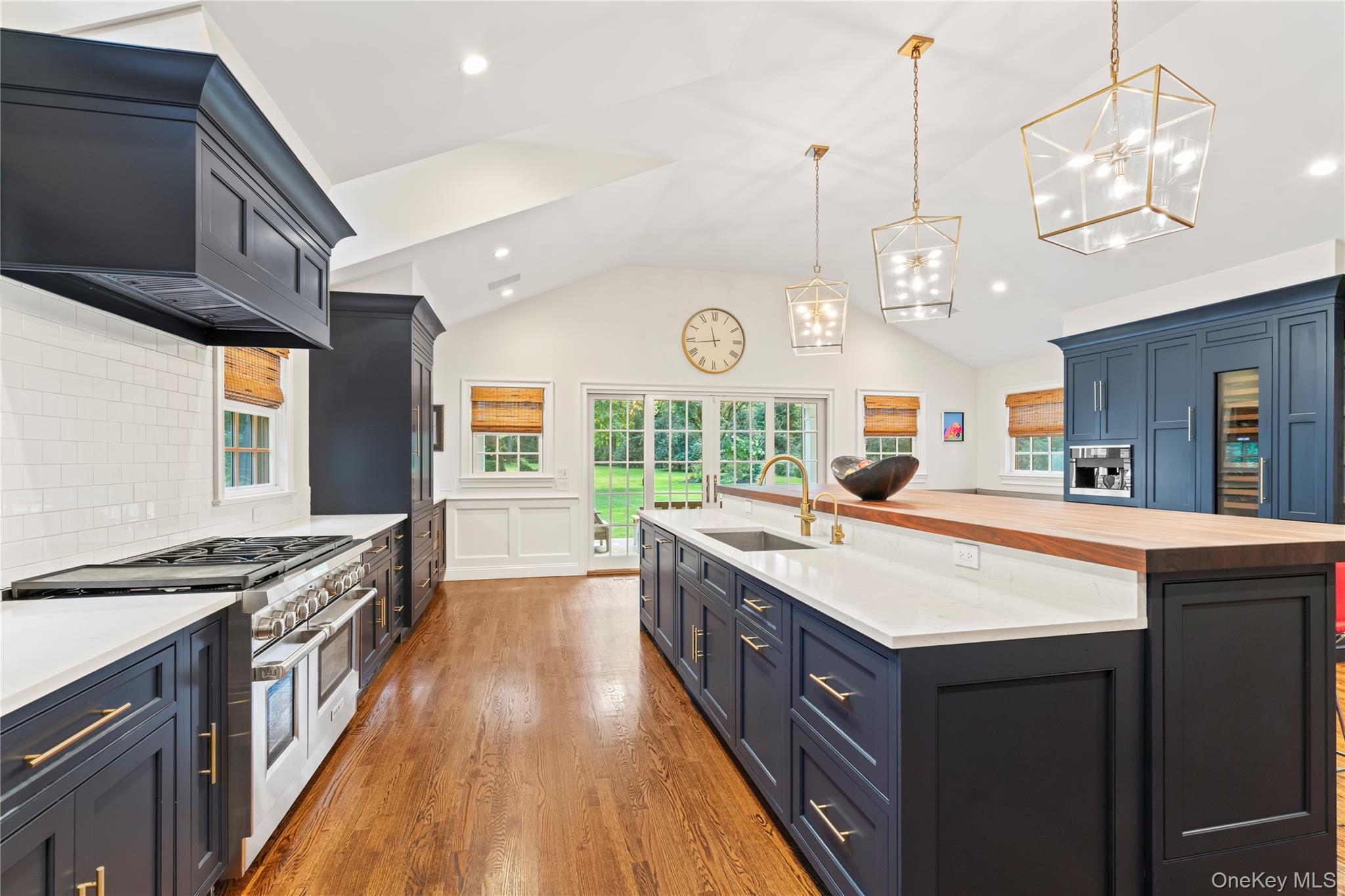 10 Middle Hollow Road, Lloyd Harbor, NY 11743