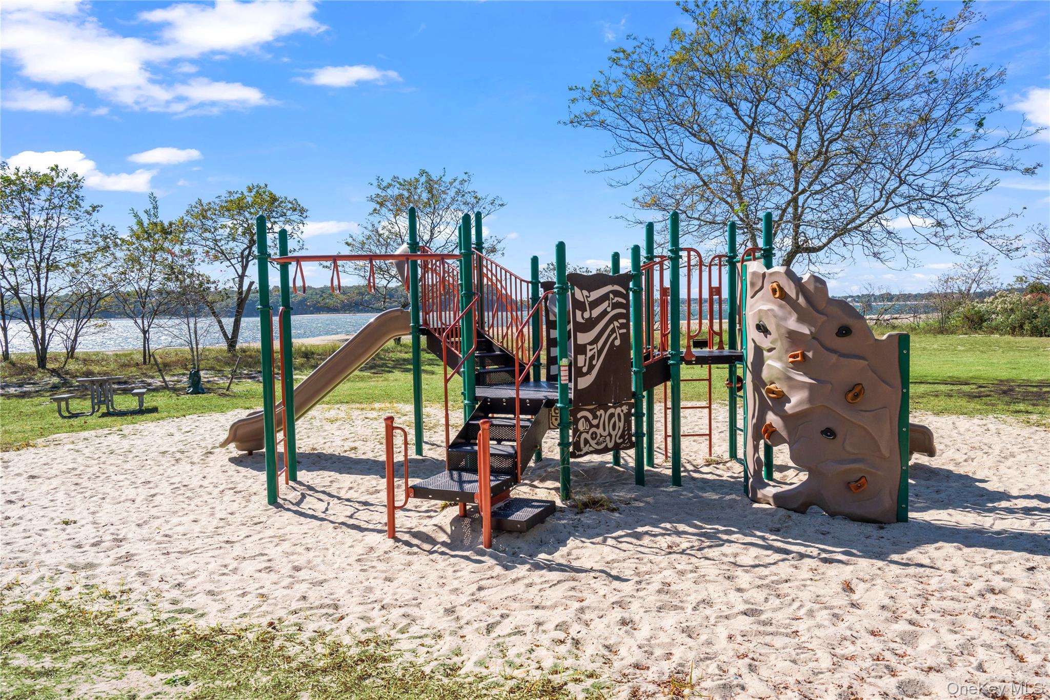 10 Middle Hollow Road, Lloyd Harbor, NY 11743