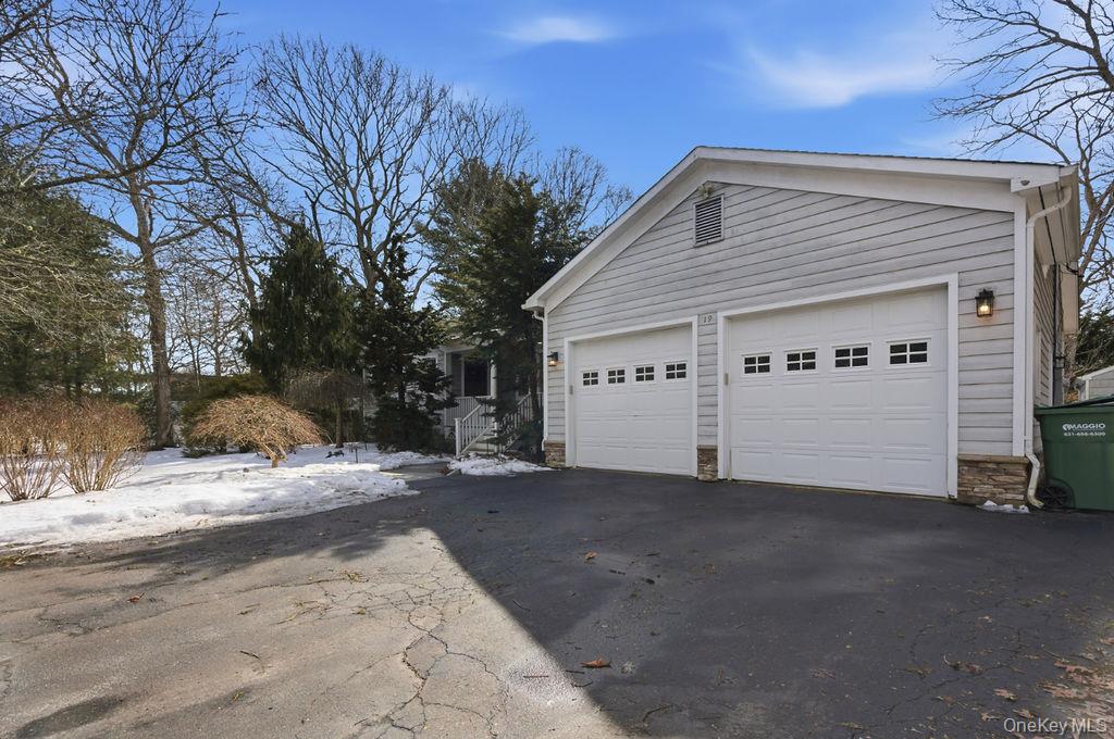 19 Howell Lane, Speonk, NY 11901