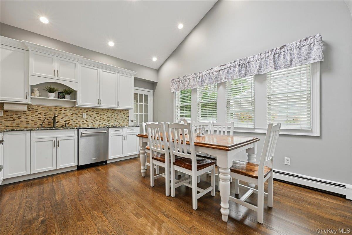 21 Colgate Lane, Woodbury, NY 11797