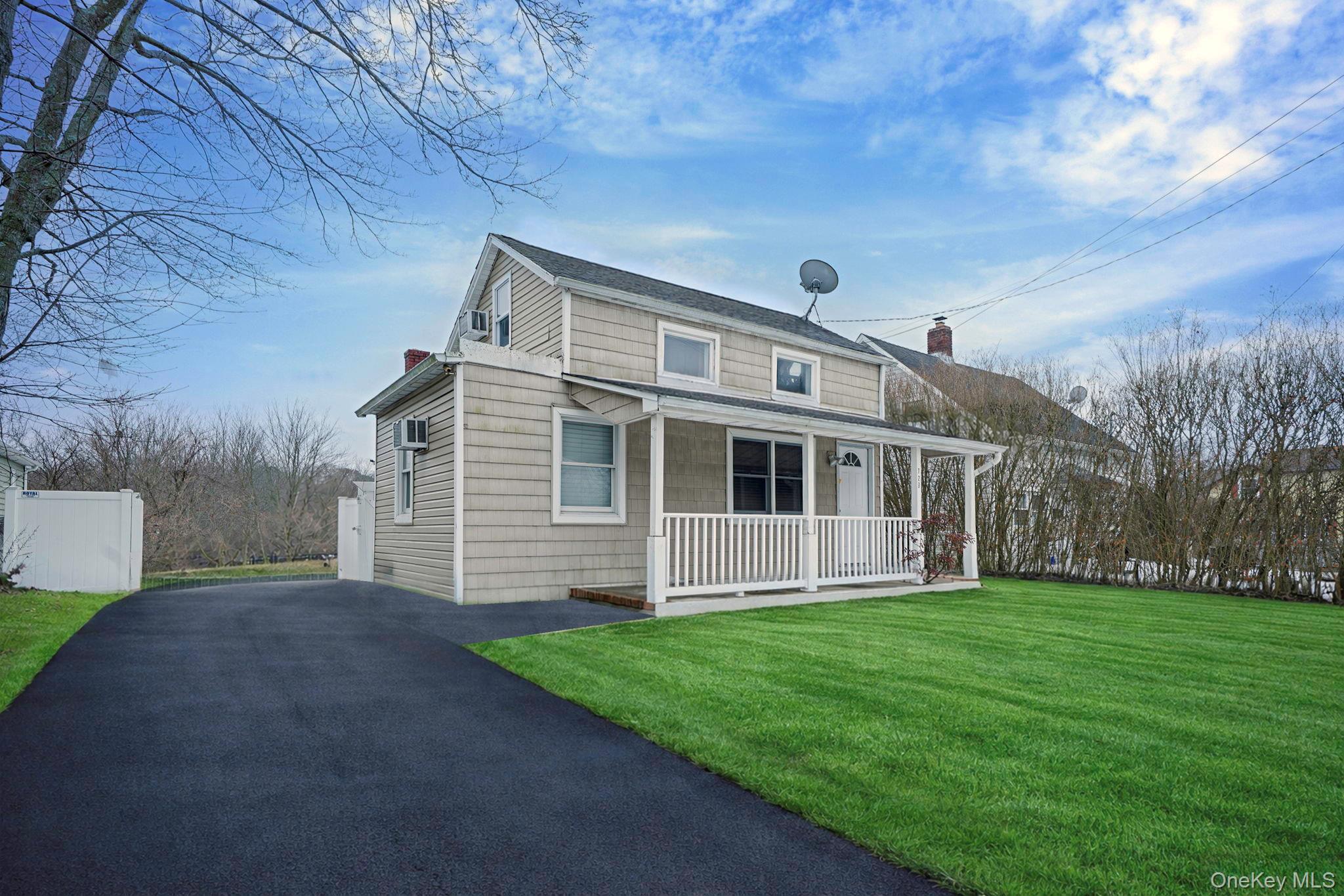 723 W Main Street, Riverhead, NY 11901