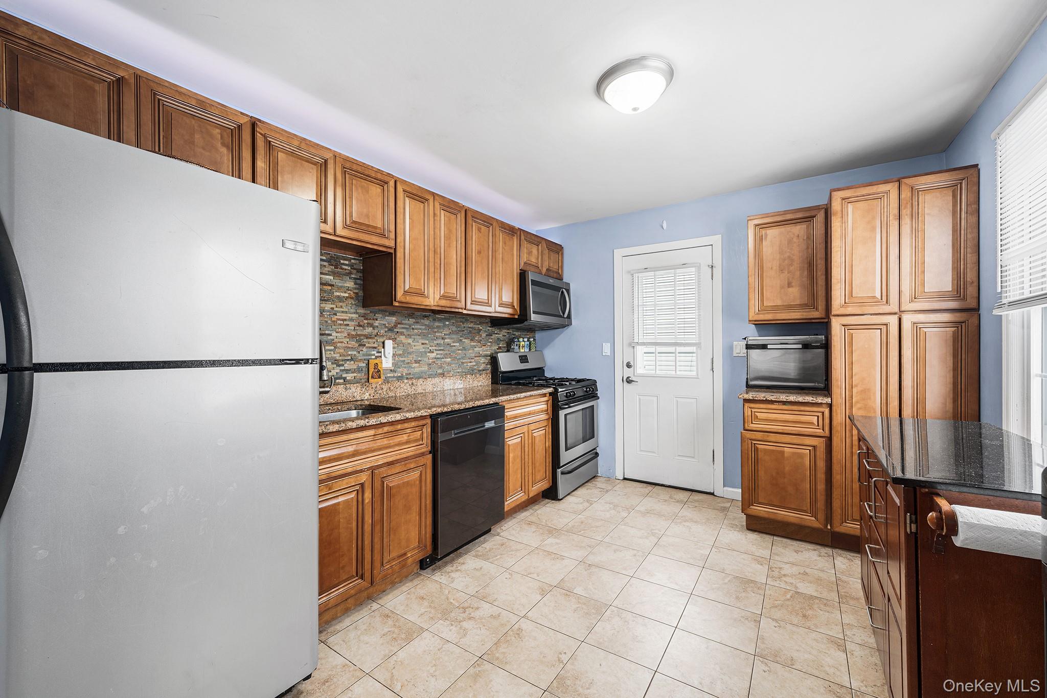 7 Cambridge Avenue, Bethpage, NY 11714