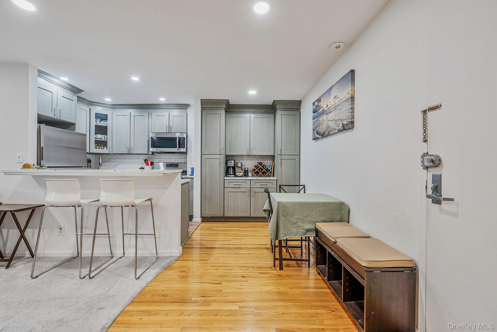 25 Park Place # 2L, Great Neck, NY 11021