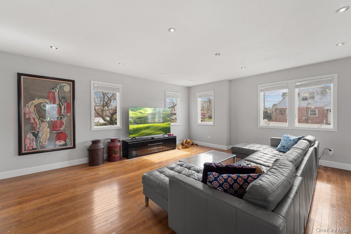 1136 W Broadway, Hewlett, NY 11557