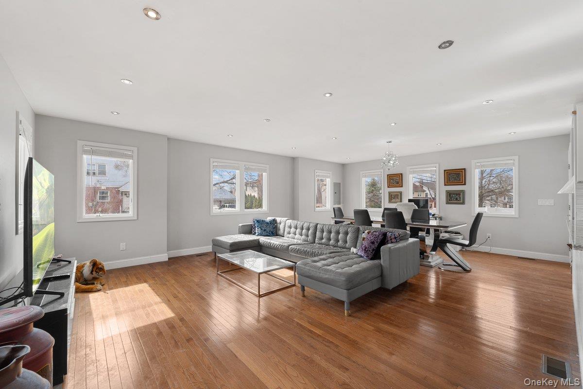 1136 W Broadway, Hewlett, NY 11557