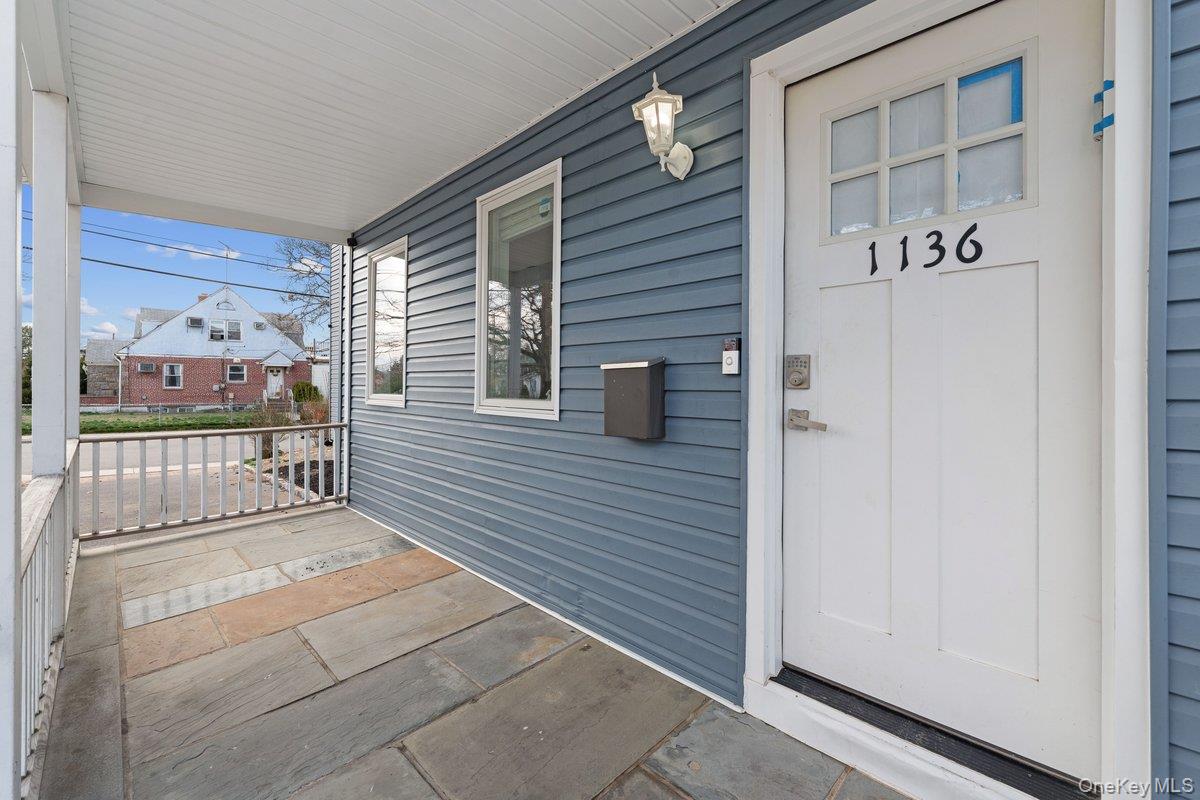 1136 W Broadway, Hewlett, NY 11557