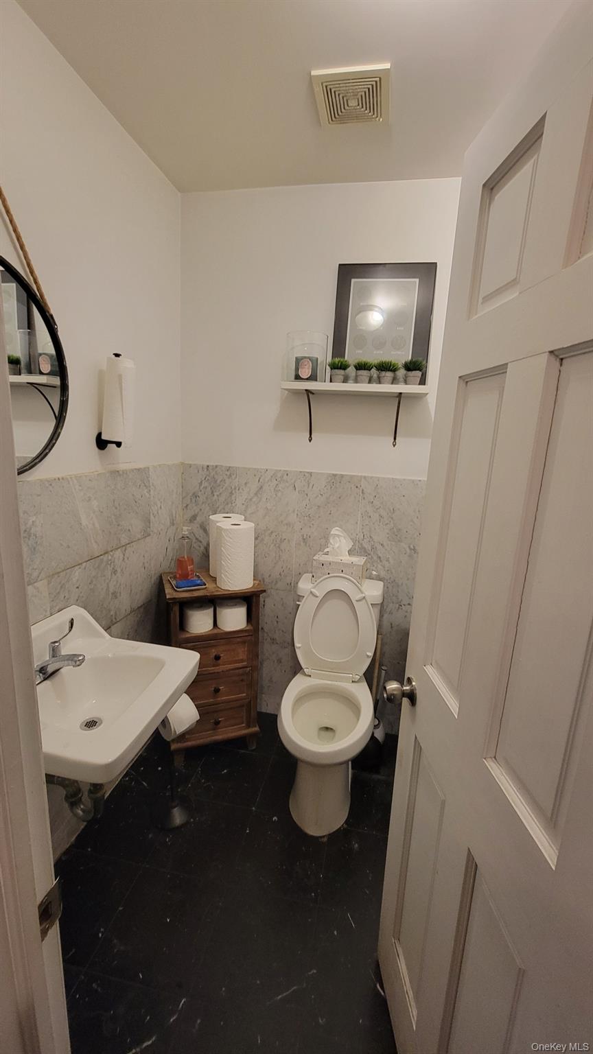 3215 33 Street, Astoria, NY 11106