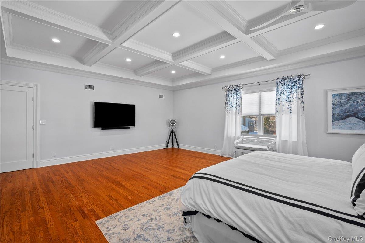 299 STRATTON Road, New Rochelle, NY 10804