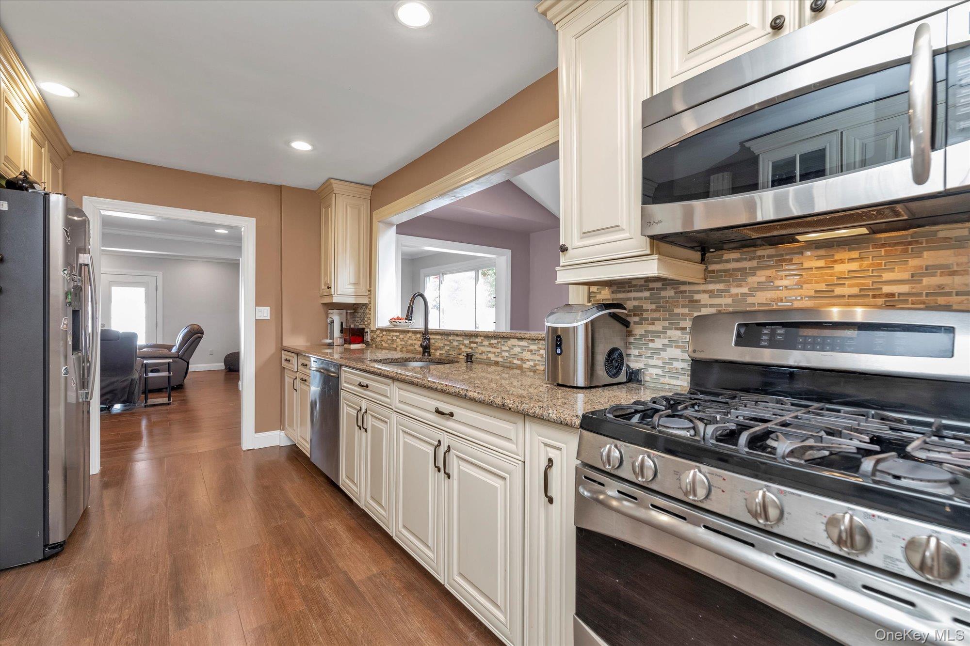 528 Carpenter Avenue, Oceanside, NY 11572