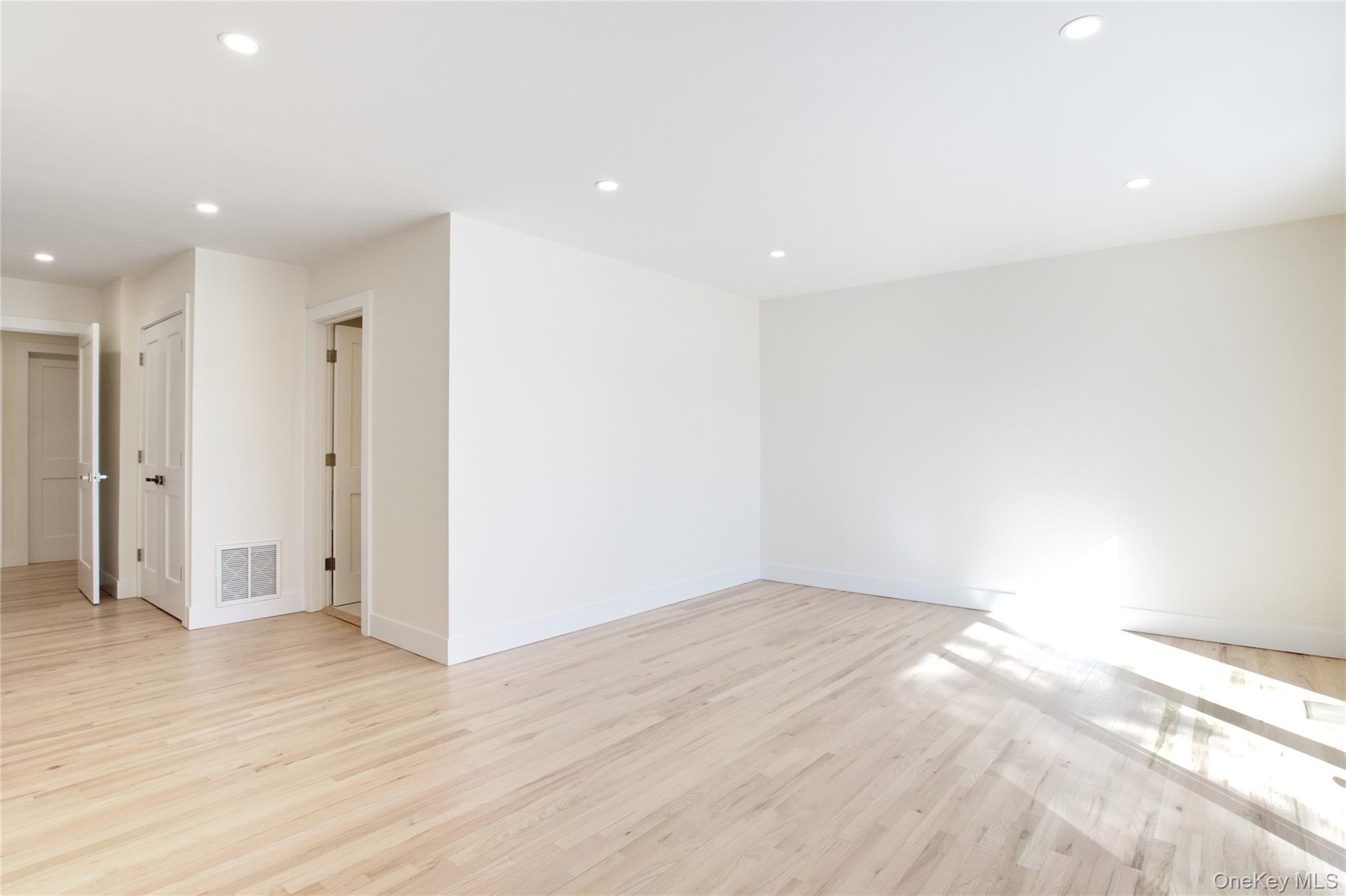 29 Woodland Drive, Roslyn, NY 11576