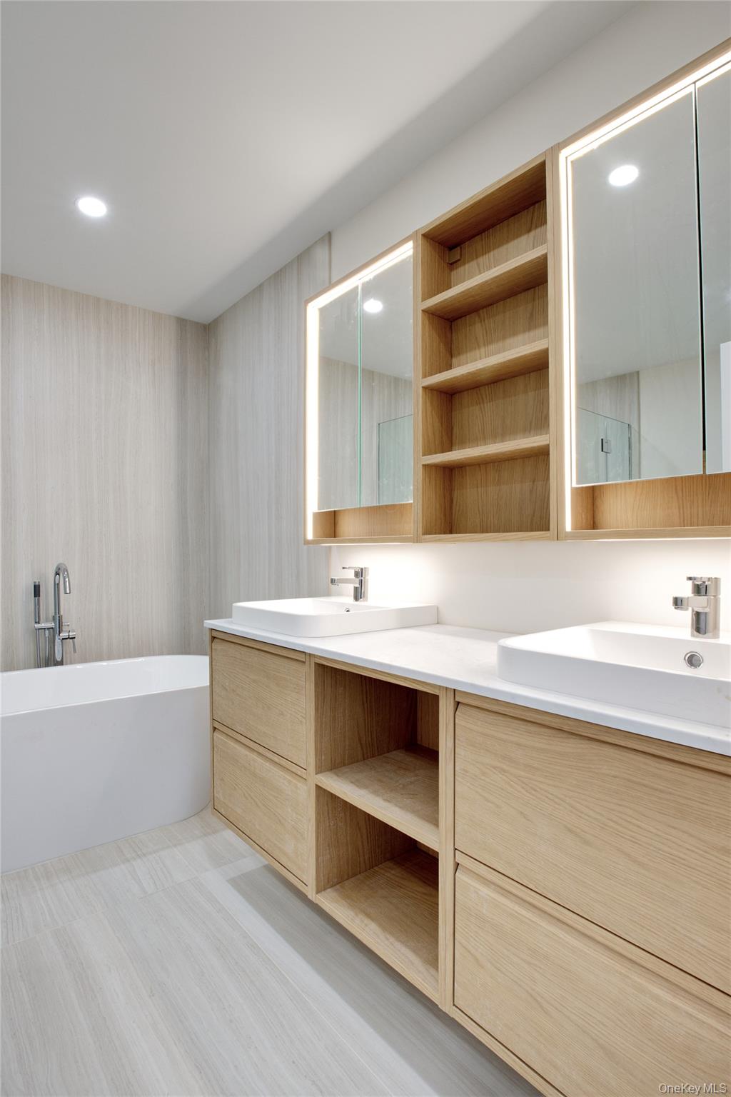 29 Woodland Drive, Roslyn, NY 11576