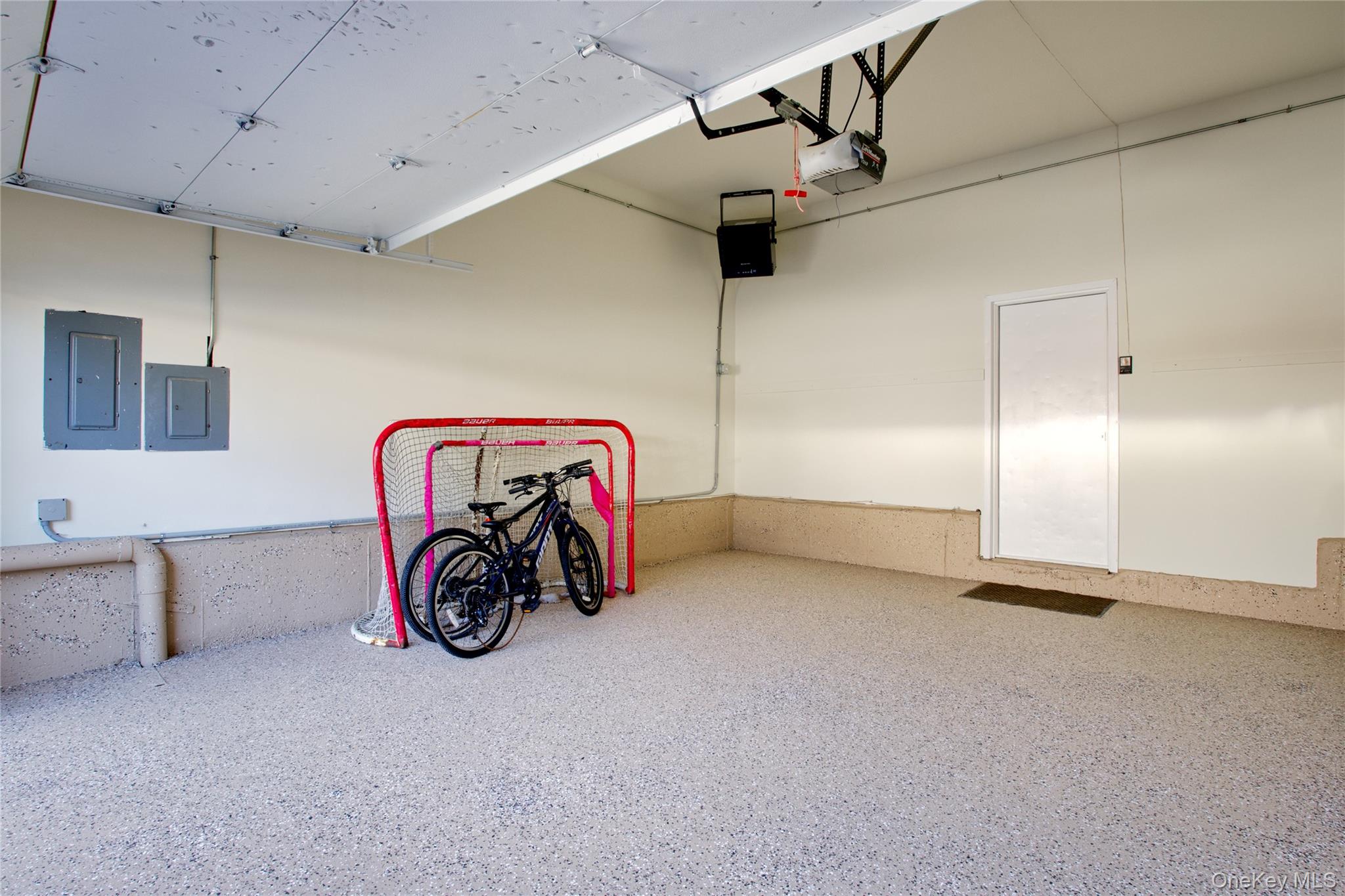 29 Woodland Drive, Roslyn, NY 11576