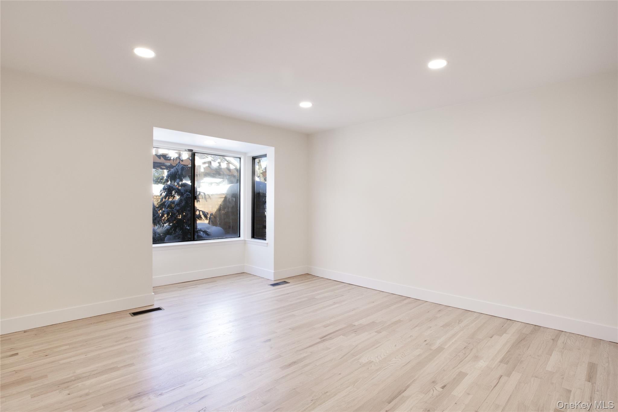 29 Woodland Drive, Roslyn, NY 11576