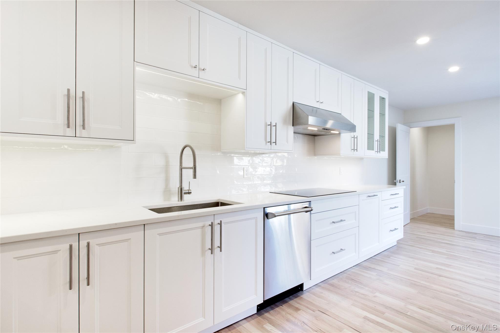 29 Woodland Drive, Roslyn, NY 11576