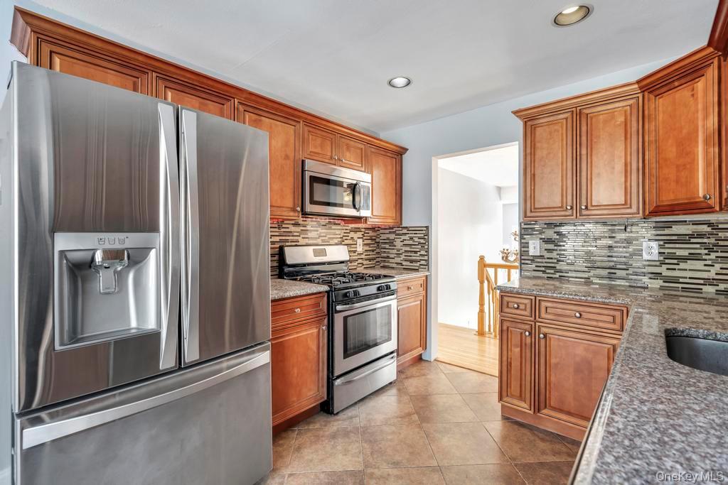 1 Vinyard Way, Coram, NY 11727