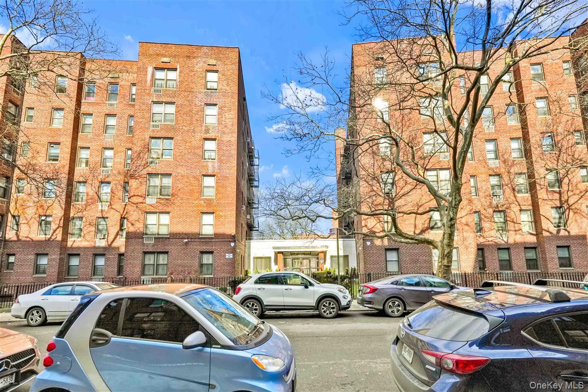 141-05 Pershing Crescent # 516, Briarwood, NY 11435