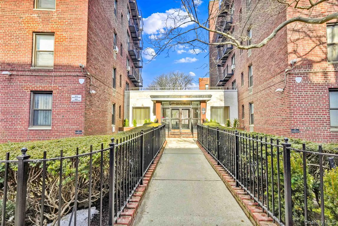 141-05 Pershing Crescent # 516, Briarwood, NY 11435