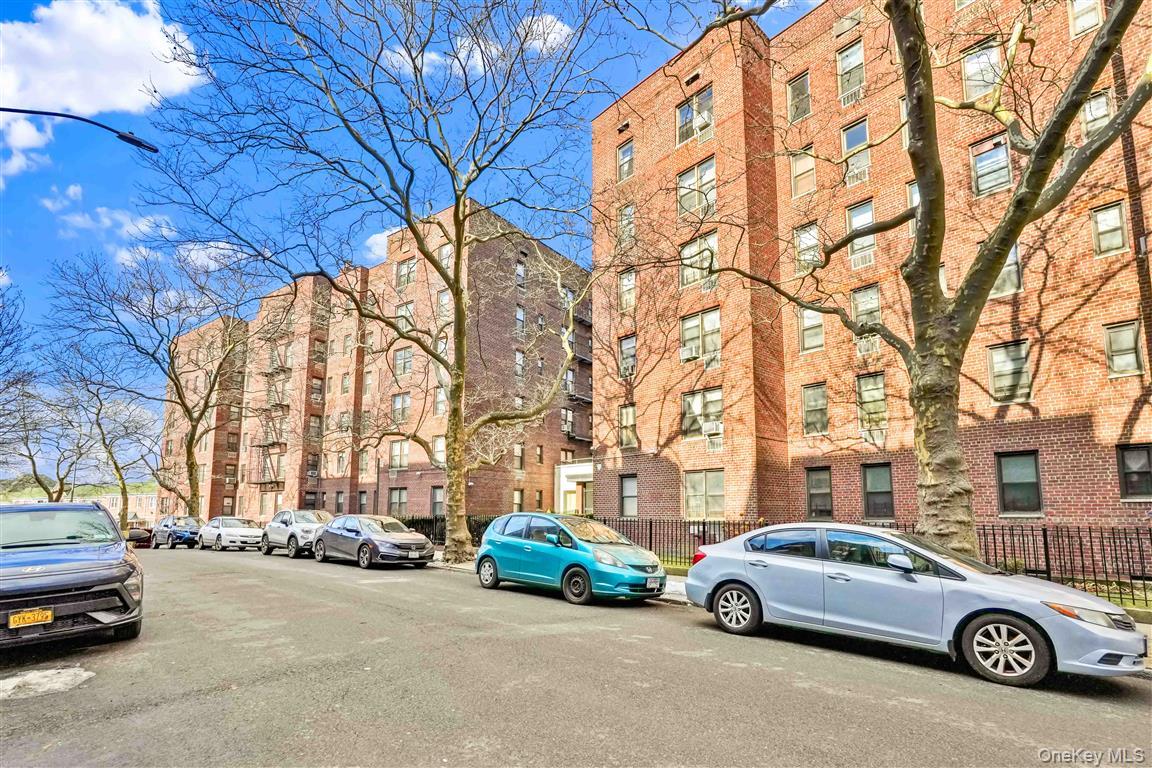 141-05 Pershing Crescent # 516, Briarwood, NY 11435