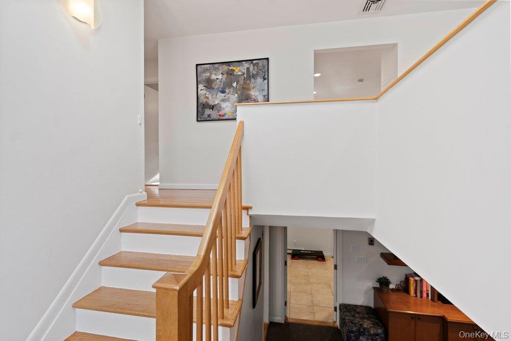 31 Prescott Place, Old Bethpage, NY 11804