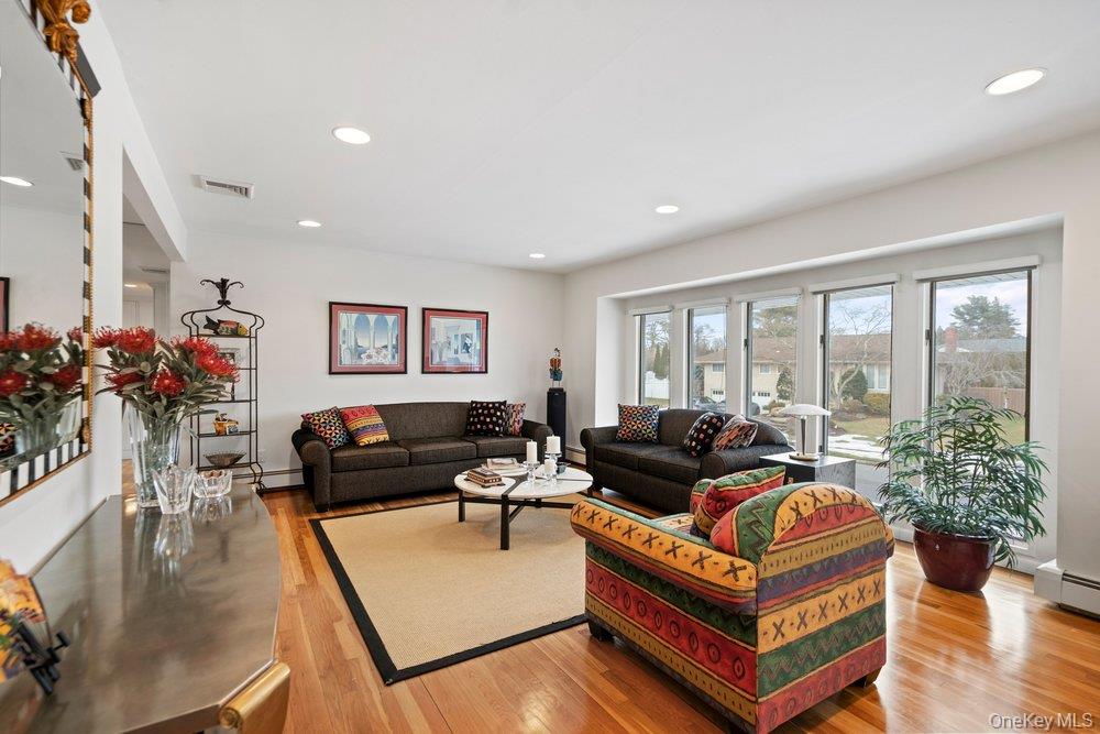 31 Prescott Place, Old Bethpage, NY 11804