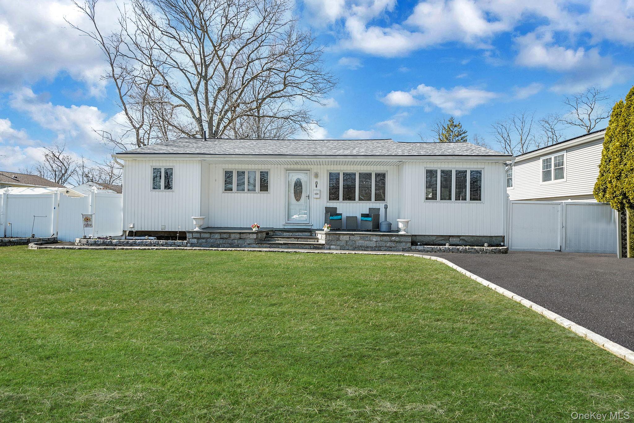 8 Sunset Avenue, Wheatley Heights, NY 11798