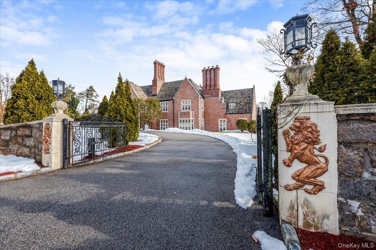 8 Eastway, Bronxville, NY 10708