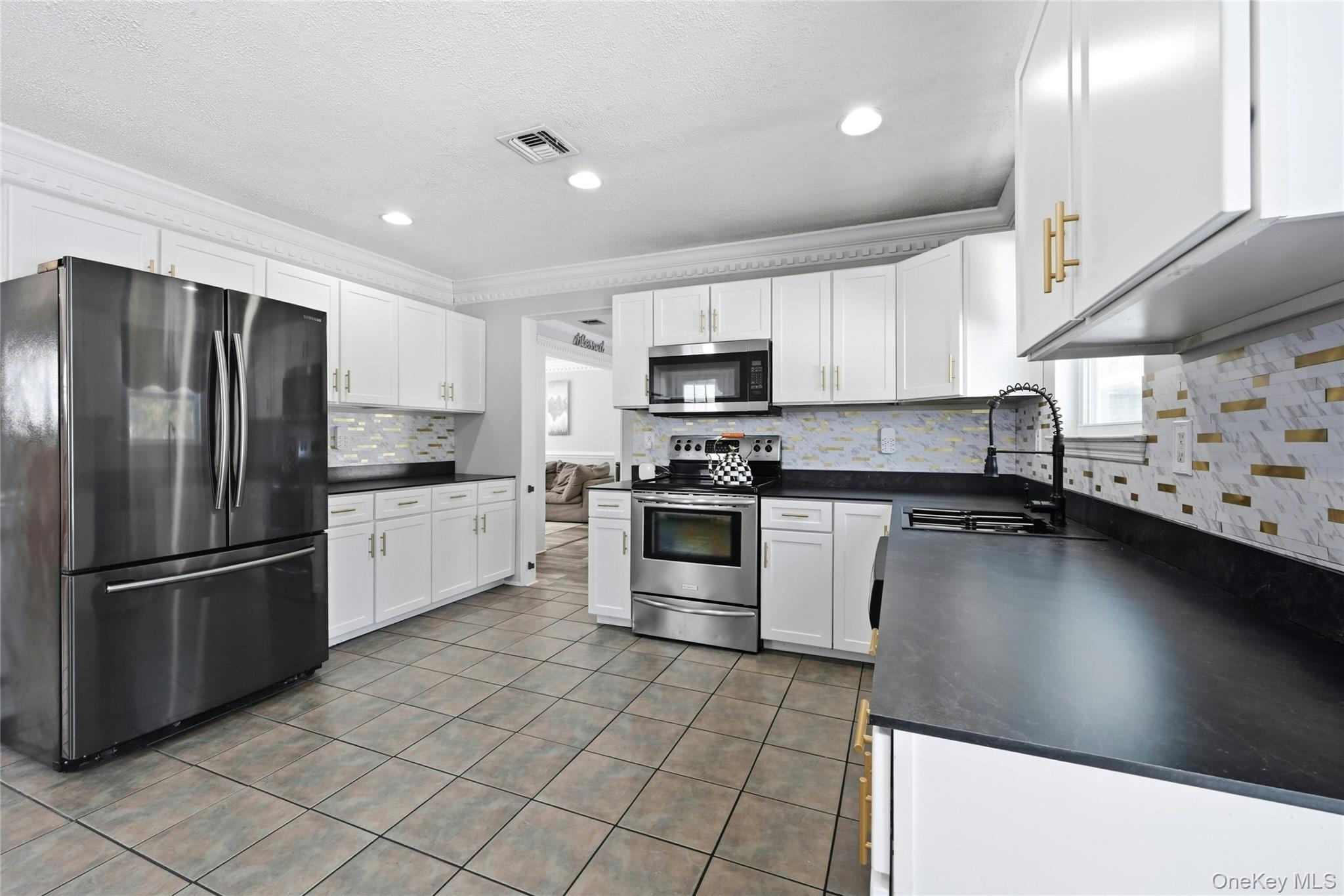 7 Harwood Way, Coram, NY 11727