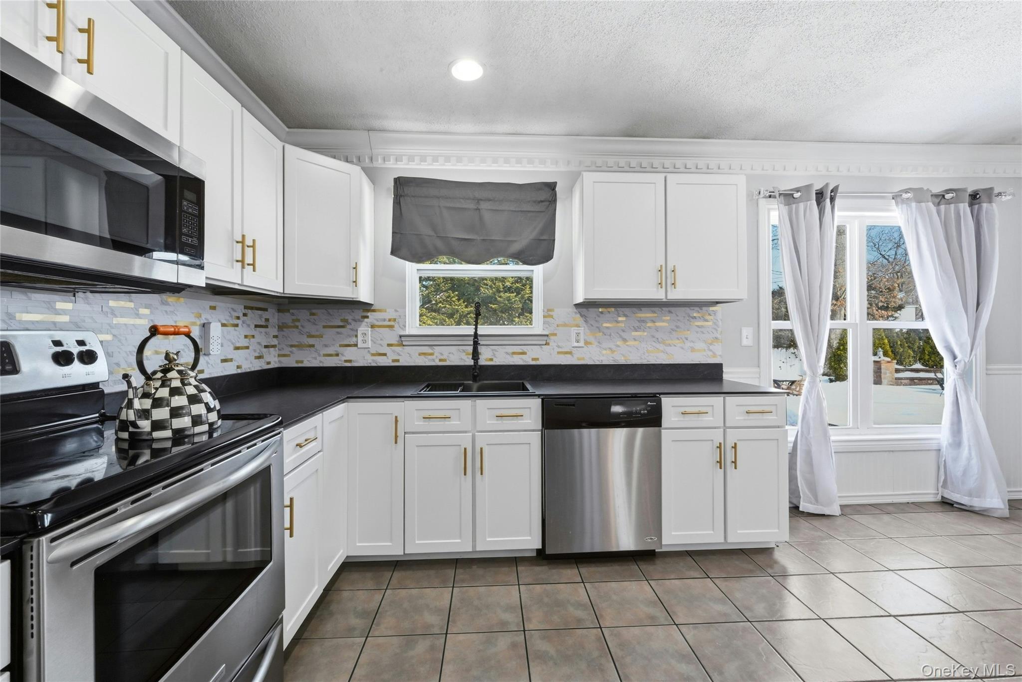 7 Harwood Way, Coram, NY 11727