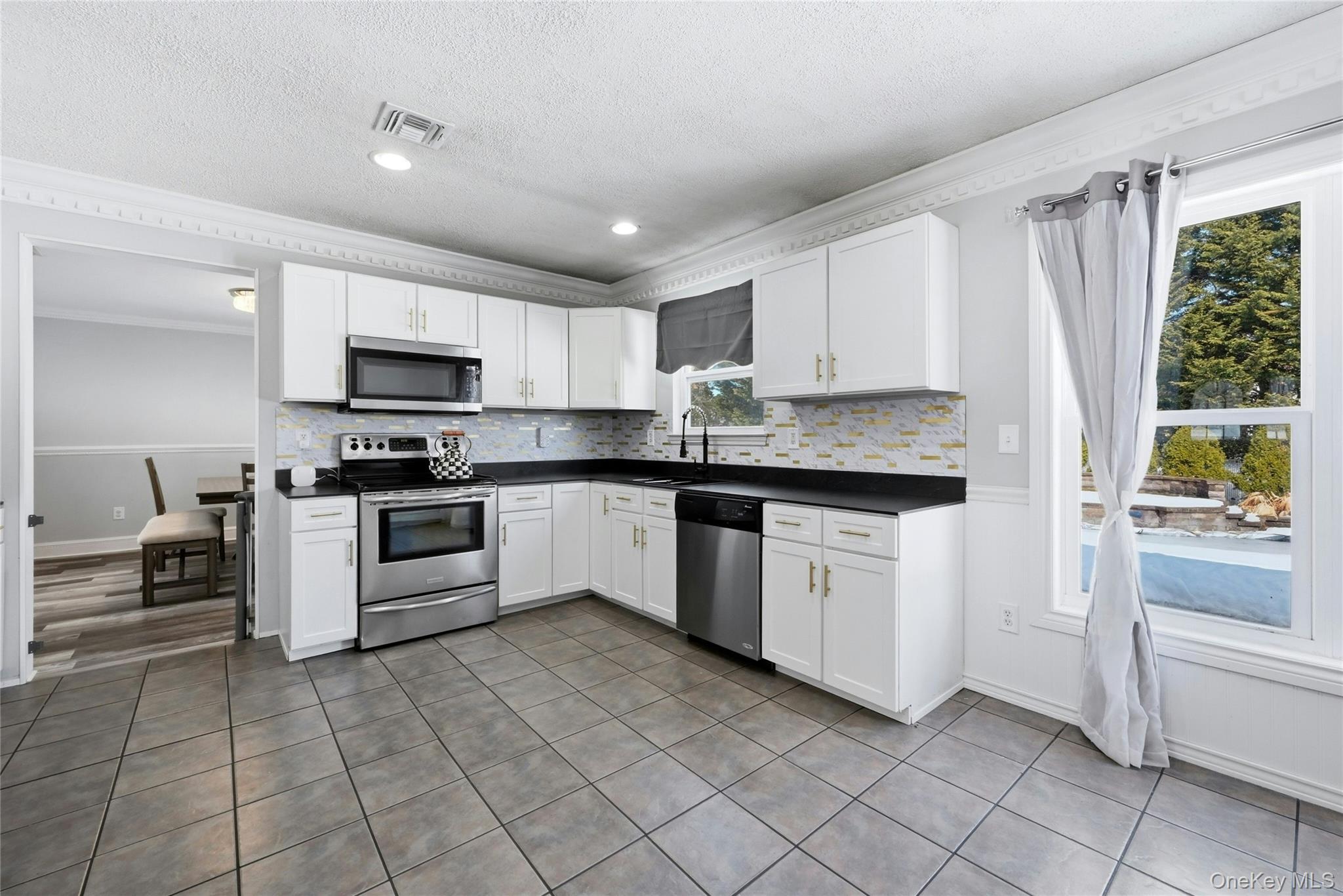 7 Harwood Way, Coram, NY 11727