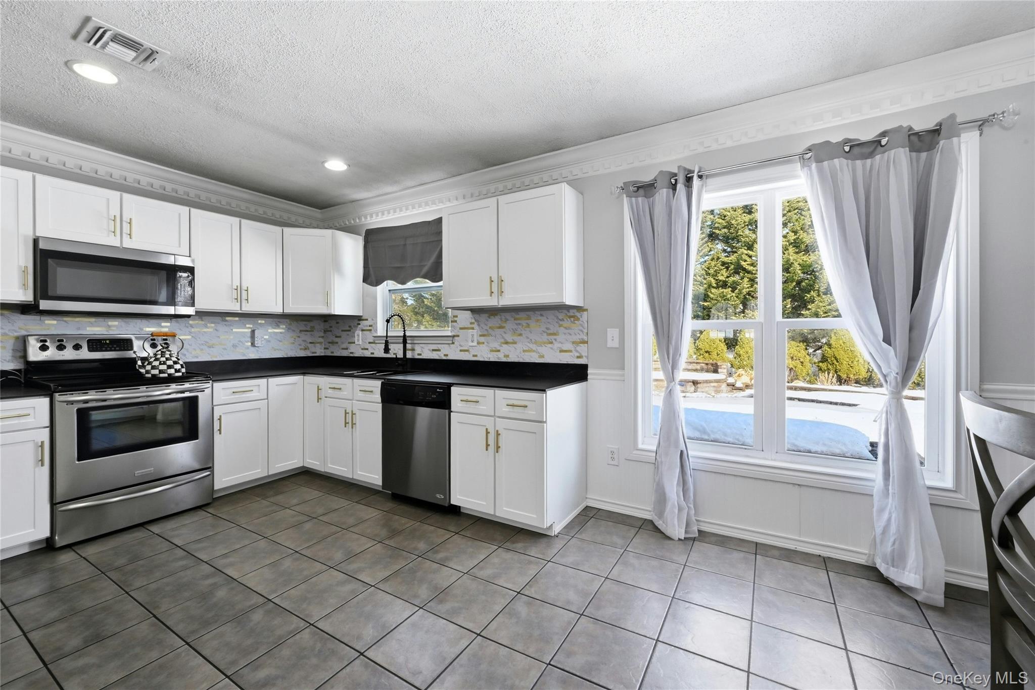 7 Harwood Way, Coram, NY 11727