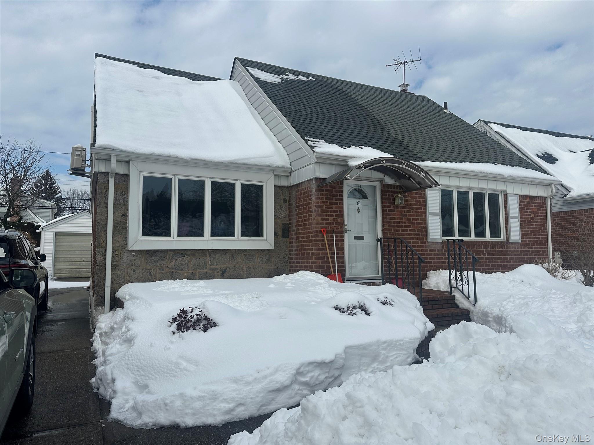 38 Leslie Lane, New Hyde Park, NY 11040