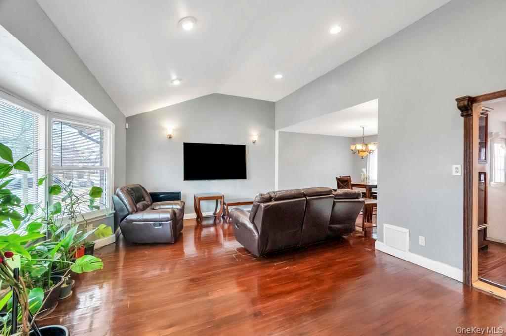 3263 Milburn Avenue, Baldwin Harbor, NY 11510