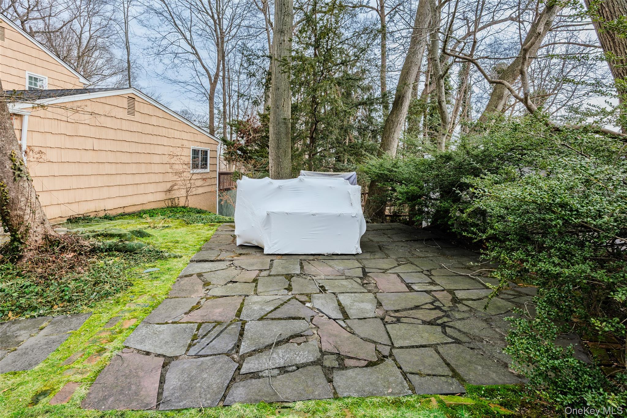 35 High Hills Lane, Huntington Station, NY 11746