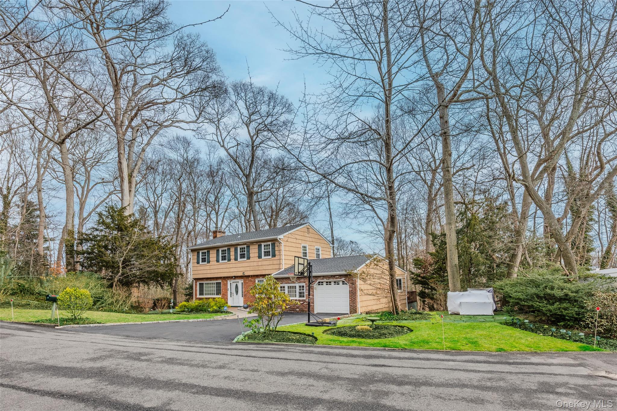 35 High Hills Lane, Huntington Station, NY 11746