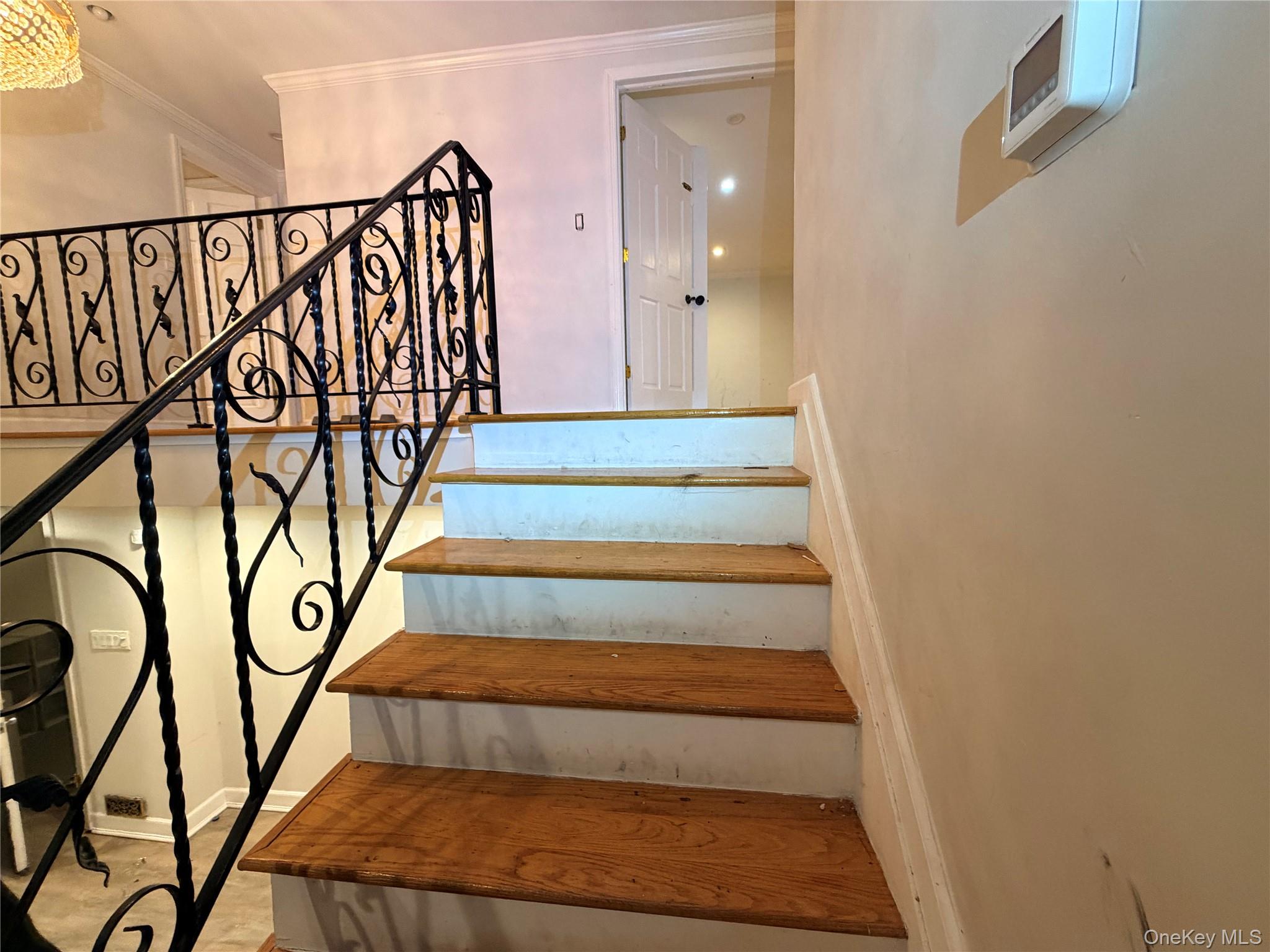 48 Robin Lane, Plainview, NY 11803