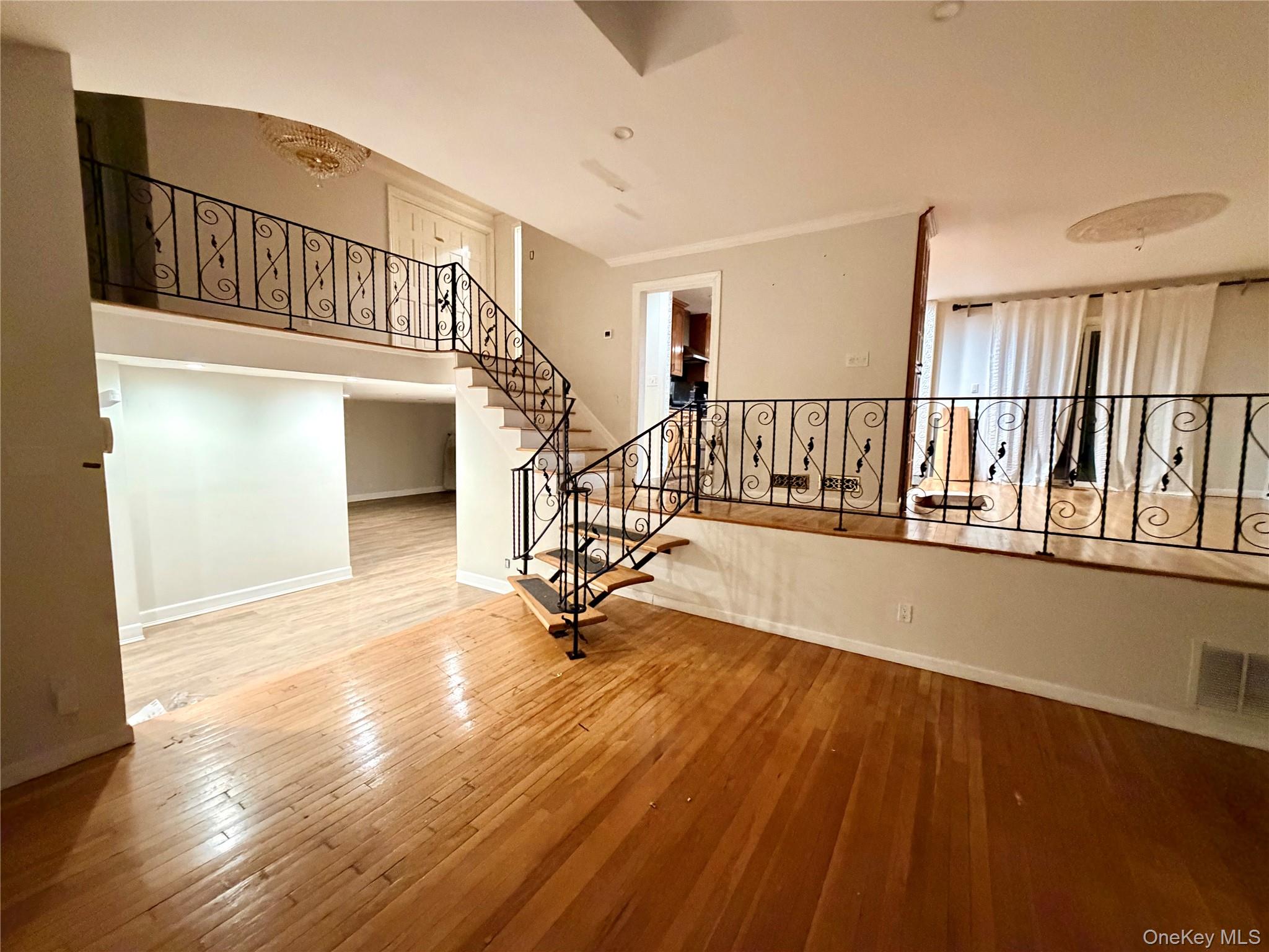 48 Robin Lane, Plainview, NY 11803