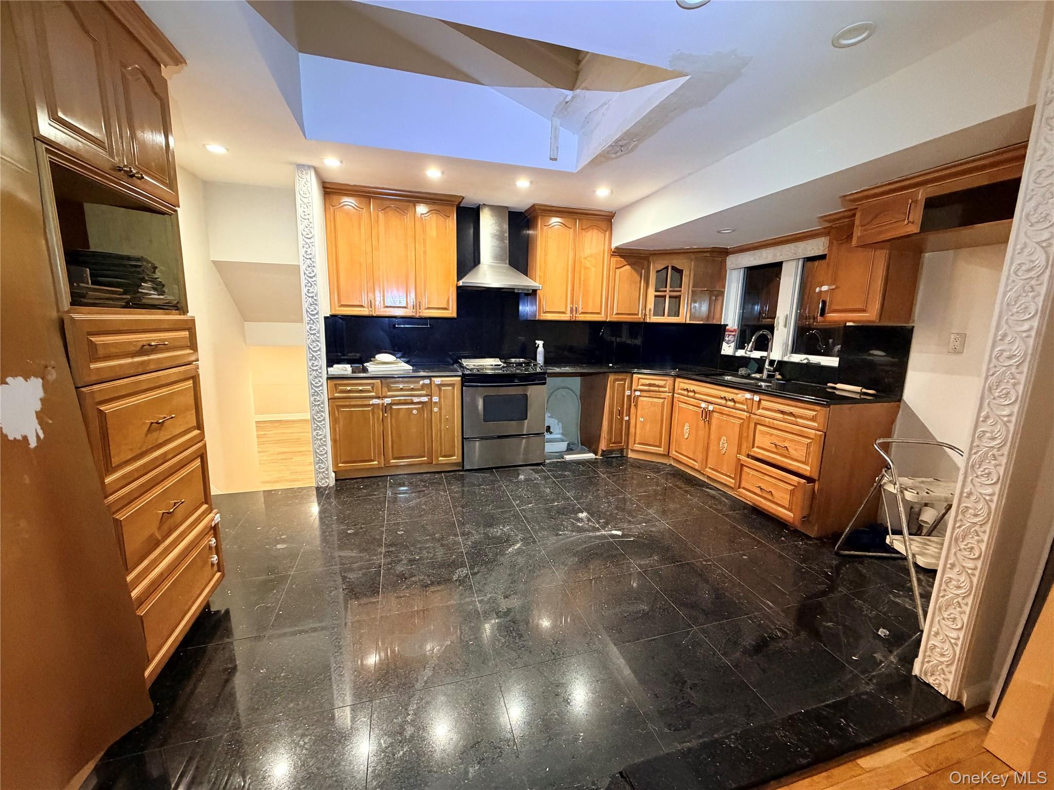 48 Robin Lane, Plainview, NY 11803