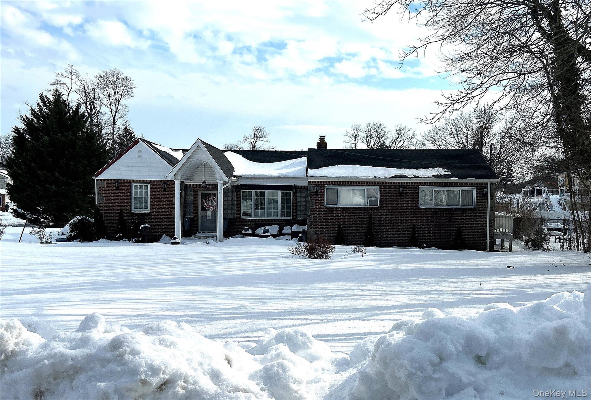 38 Hilltop Lane, Wheatley Heights, NY 11798