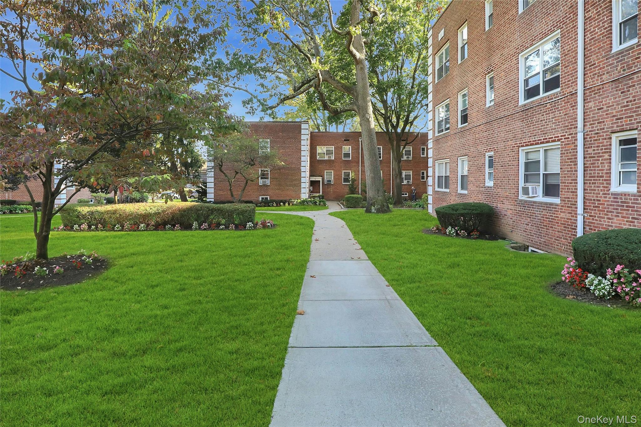 3 Edwards Street # 1 G, Roslyn Heights, NY 11577