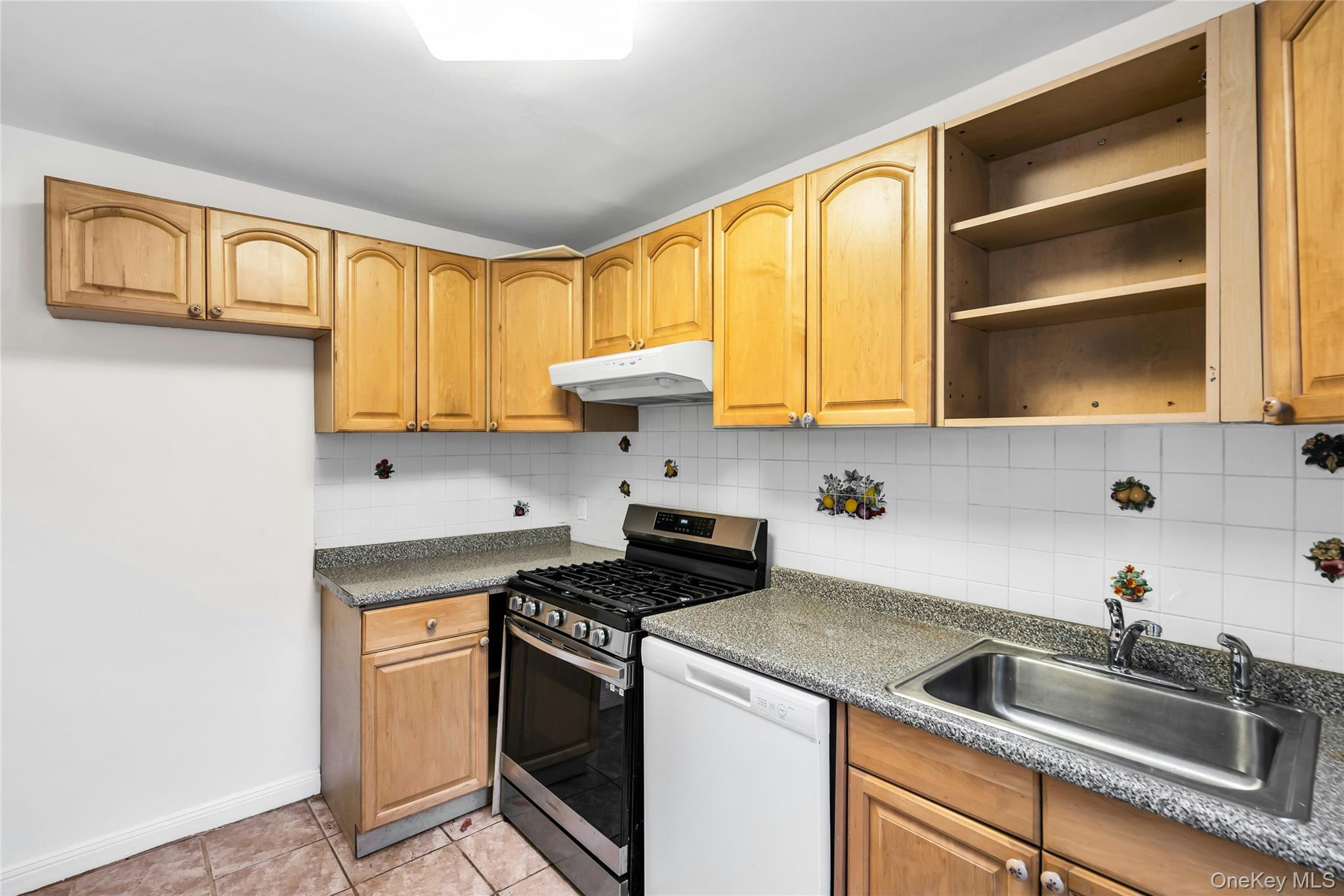 3 Edwards Street # 1 G, Roslyn Heights, NY 11577