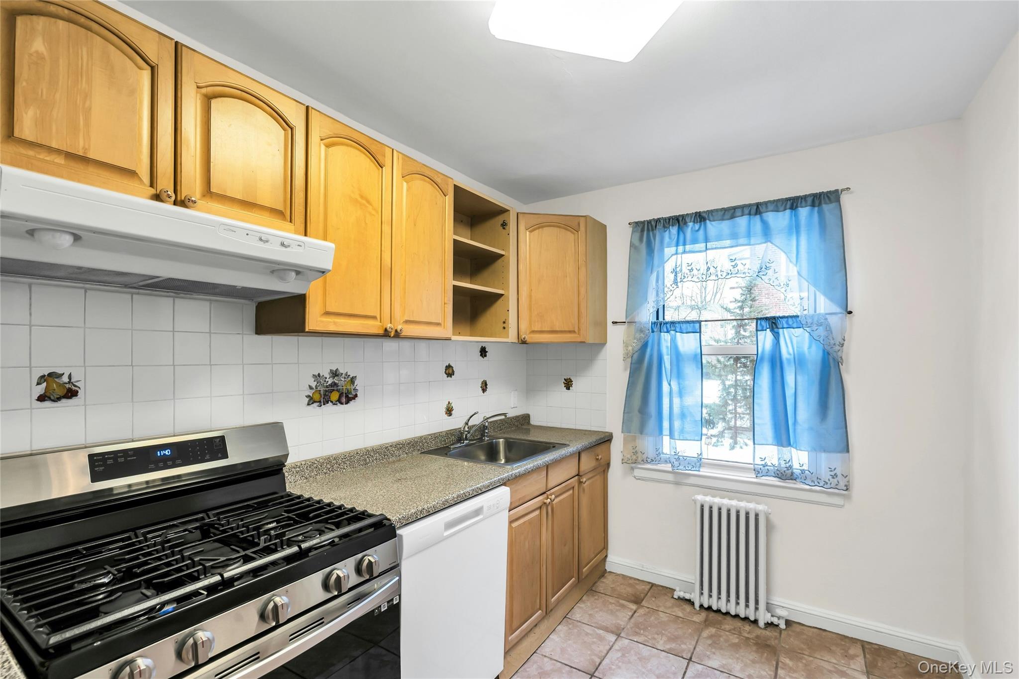 3 Edwards Street # 1 G, Roslyn Heights, NY 11577