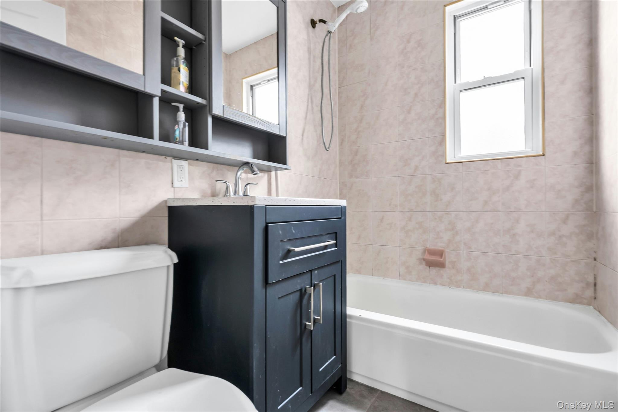 3 Edwards Street # 1 G, Roslyn Heights, NY 11577