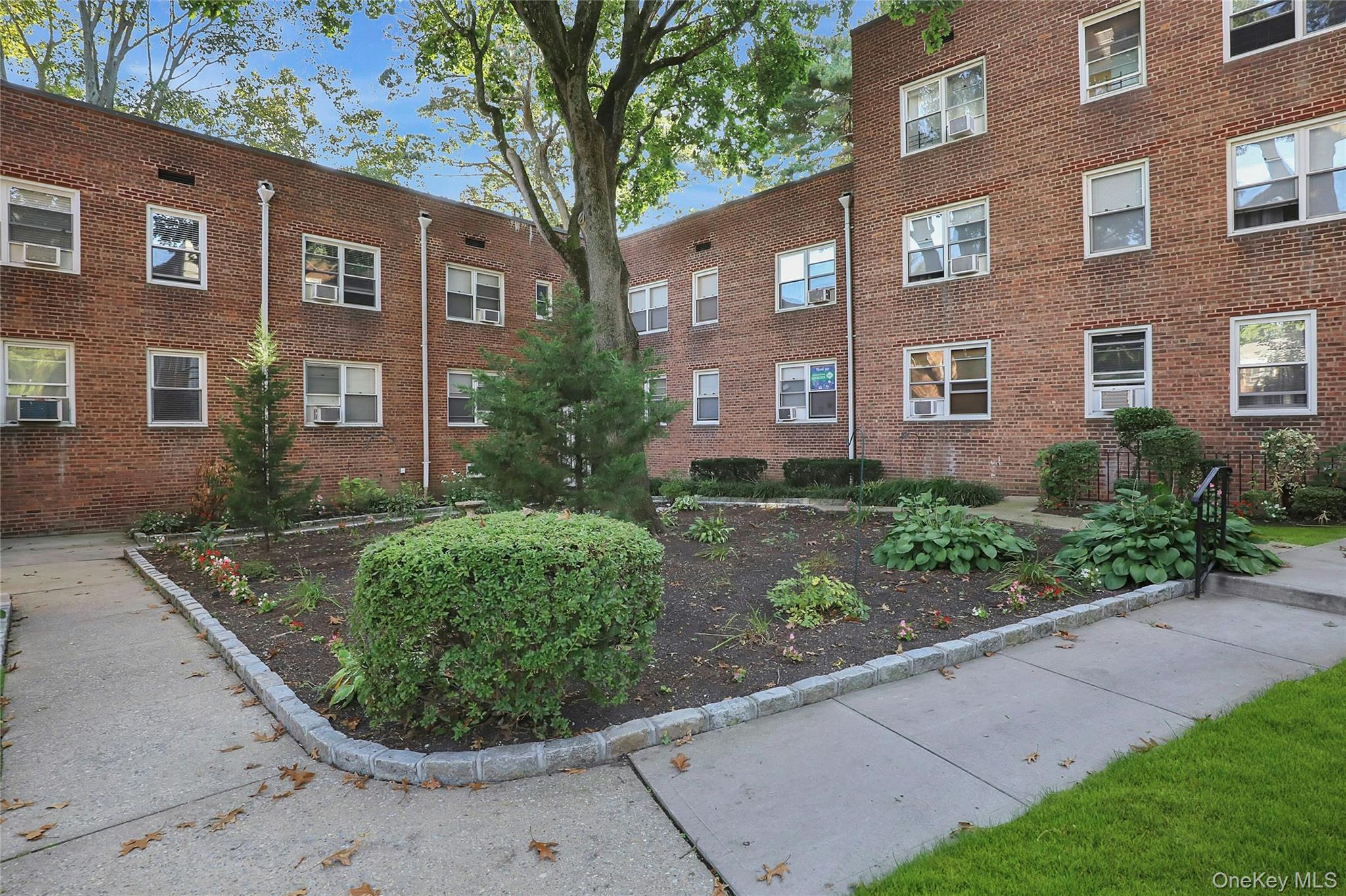 3 Edwards Street # 1 G, Roslyn Heights, NY 11577