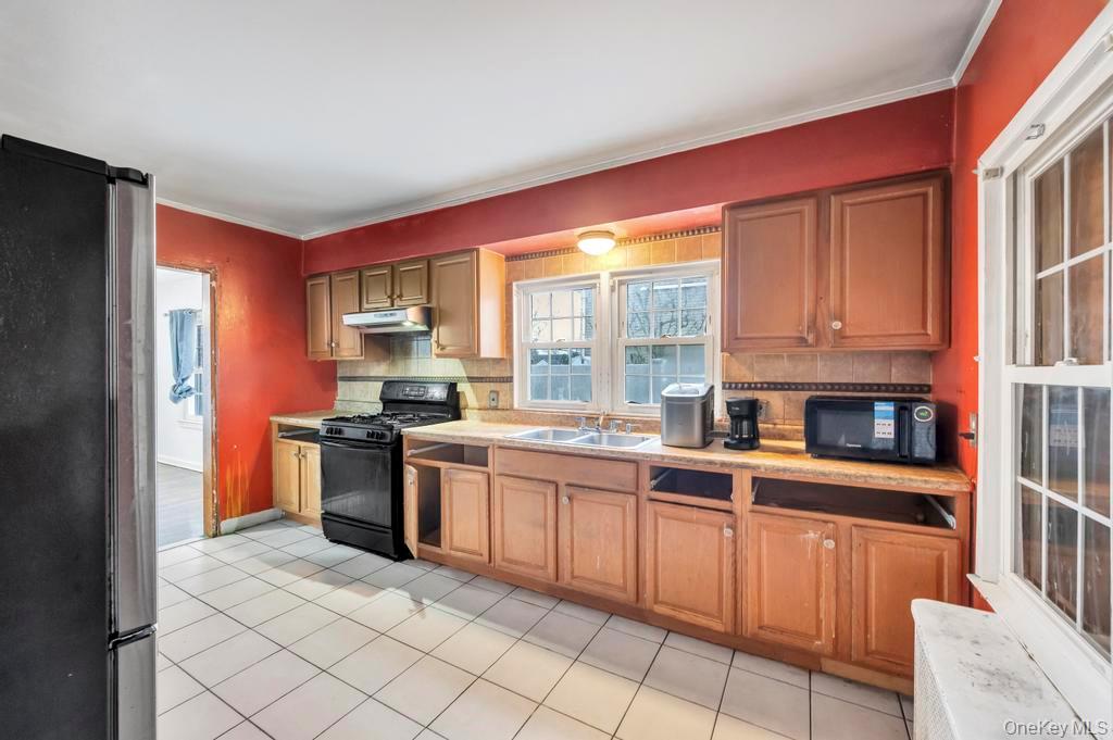 212 Bergen Court, Copiague, NY 11726