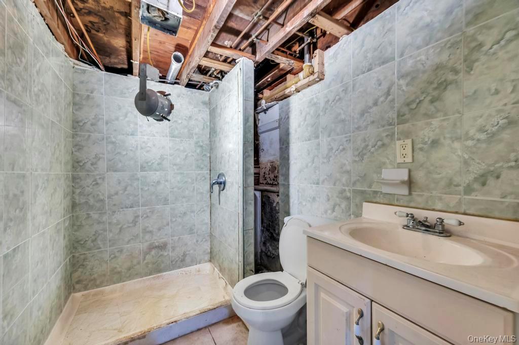 212 Bergen Court, Copiague, NY 11726